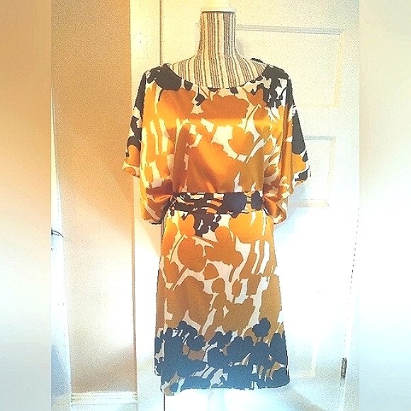 BCBGMaxAzria Dresses & Skirts - Vintage BCBG MaxAzaria Kimono floral dress - l